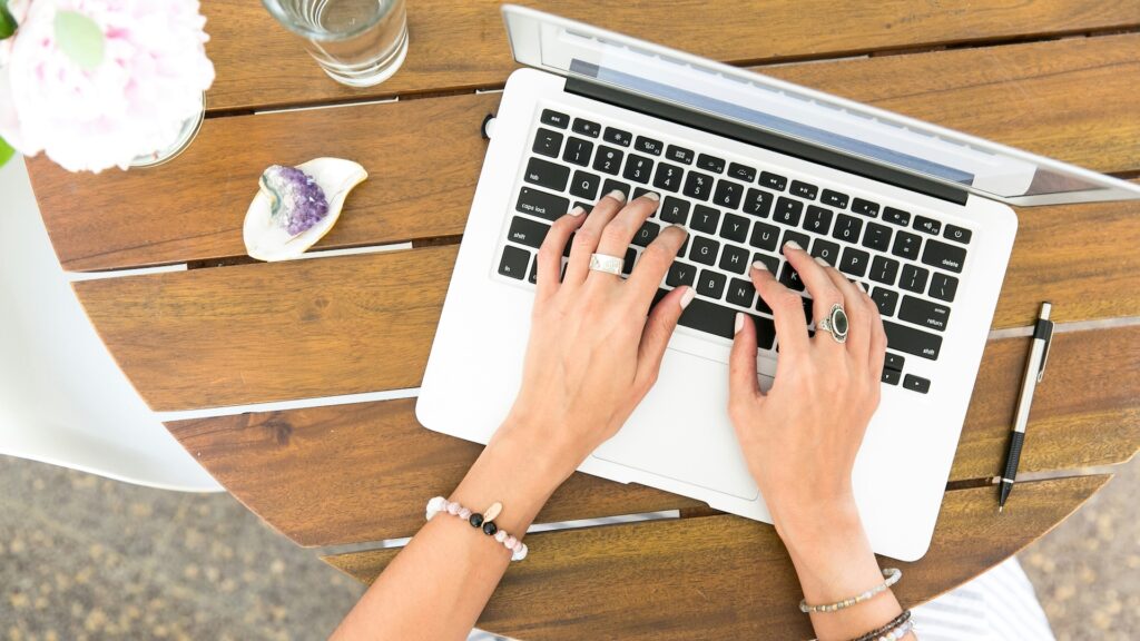 Depuis un réseau Wi-Fi public, c'est d'autant plus important de sécuriser sa connexion // Source : Amelia Bartlett via Unsplash Depuis un réseau Wi-Fi public, c'est d'autant plus important de sécuriser sa connexion // Source : Amelia Bartlett via Unsplash
