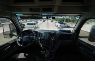 La cabine du camion sans pilote d'Aurora // Source : Aurora La cabine du camion sans pilote d'Aurora // Source : Aurora