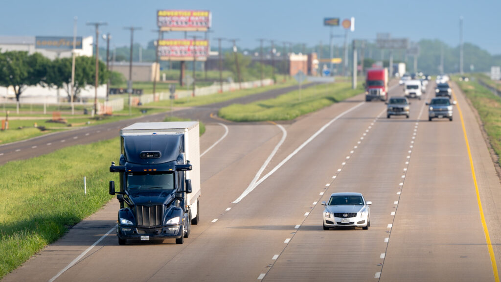 Le premier camion d'Aurora sur une route américaine // Source : Aurora Le premier camion d'Aurora sur une route américaine // Source : Aurora