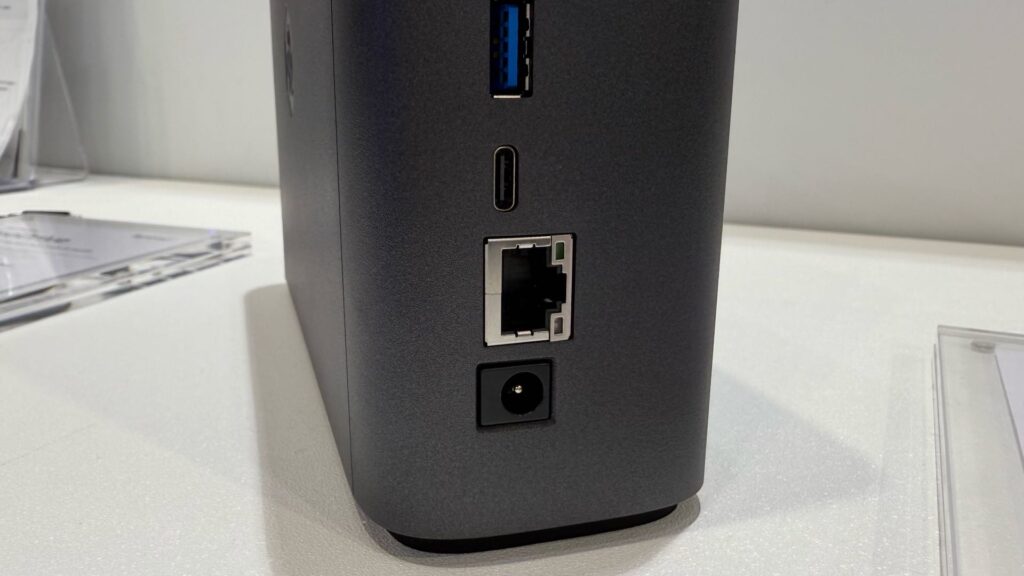 Pour connecter le BeeStation Plus, l'Ethernet est obligatoire. Pour connecter le BeeStation Plus, l'Ethernet est obligatoire.