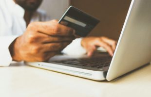 Une carte bancaire // Source : rupixen sur Unsplash