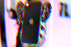 Un iPhone avec des oreilles // Source : Montage Numerama