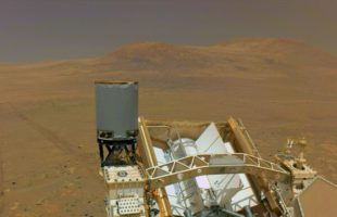 L'une des caméras de navigation de Perseverance a capturé les traces du rover provenant d'une zone appelée "Witch Hazel Hill", le 13 mai 2025 // Source : Nasa/JPL-Caltech