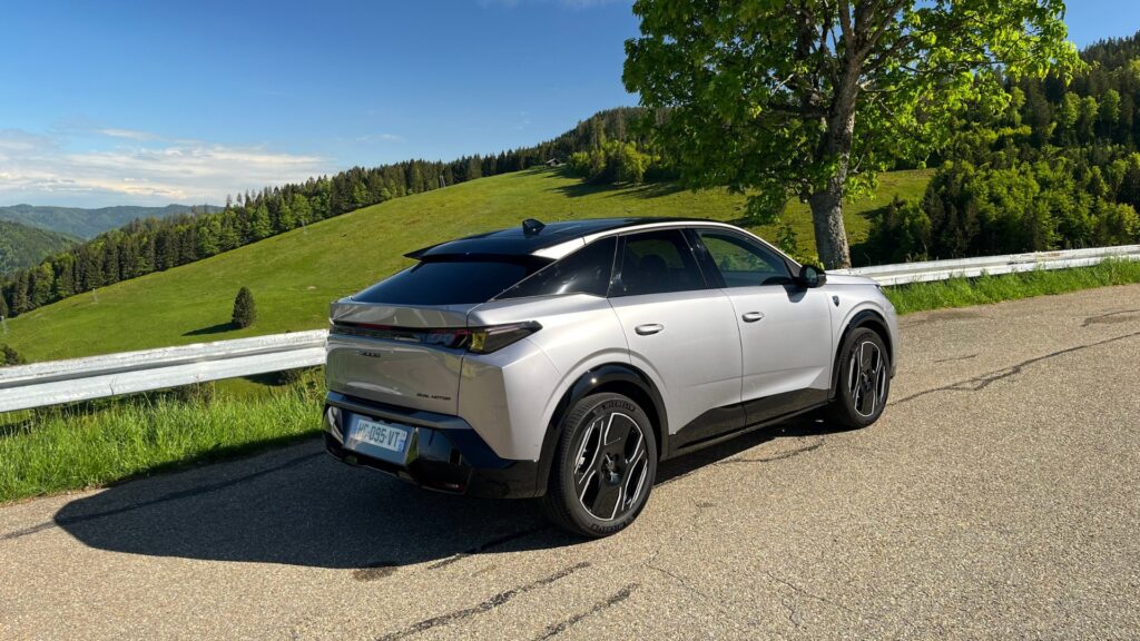 Le Peugeot E-3008 Dual Motor AWD de 325 ch à l'essai // Source : Robin San Vicente pour Numerama Le Peugeot E-3008 Dual Motor AWD de 325 ch à l'essai // Source : Robin San Vicente pour Numerama