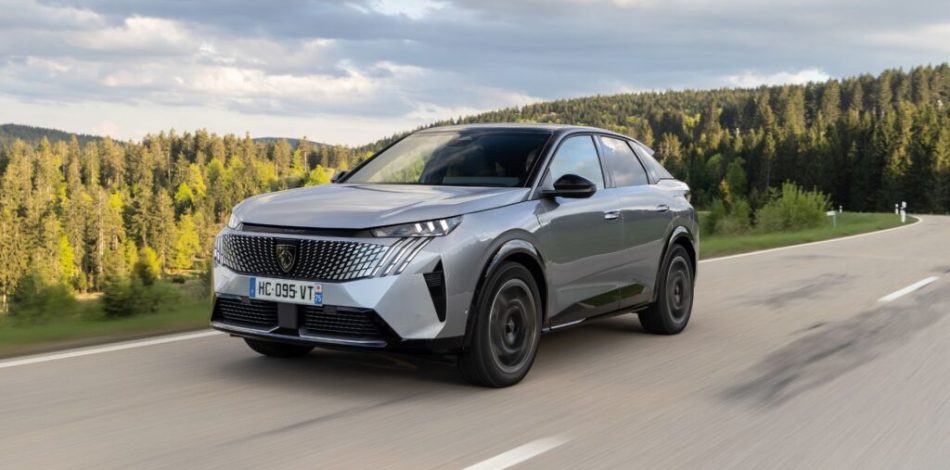 Le Peugeot E-3008 Dual Motor AWD de 325 ch à l'essai // Source : Peugeot