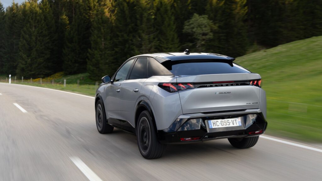 Le Peugeot E-3008 Dual Motor à quatre roues motrices de 325 ch à l'essai // Source : Peugeot Le Peugeot E-3008 Dual Motor à quatre roues motrices de 325 ch à l'essai // Source : Peugeot