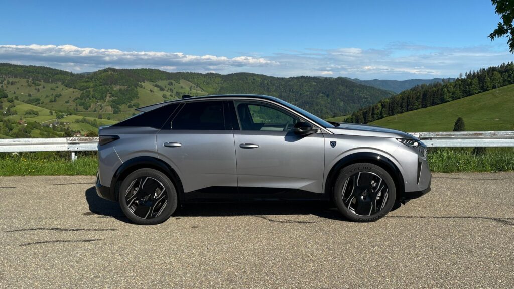 Le Peugeot E-3008 Dual Motor AWD de 325 ch à l'essai // Source : Robin San Vicente pour Numerama Le Peugeot E-3008 Dual Motor AWD de 325 ch à l'essai // Source : Robin San Vicente pour Numerama