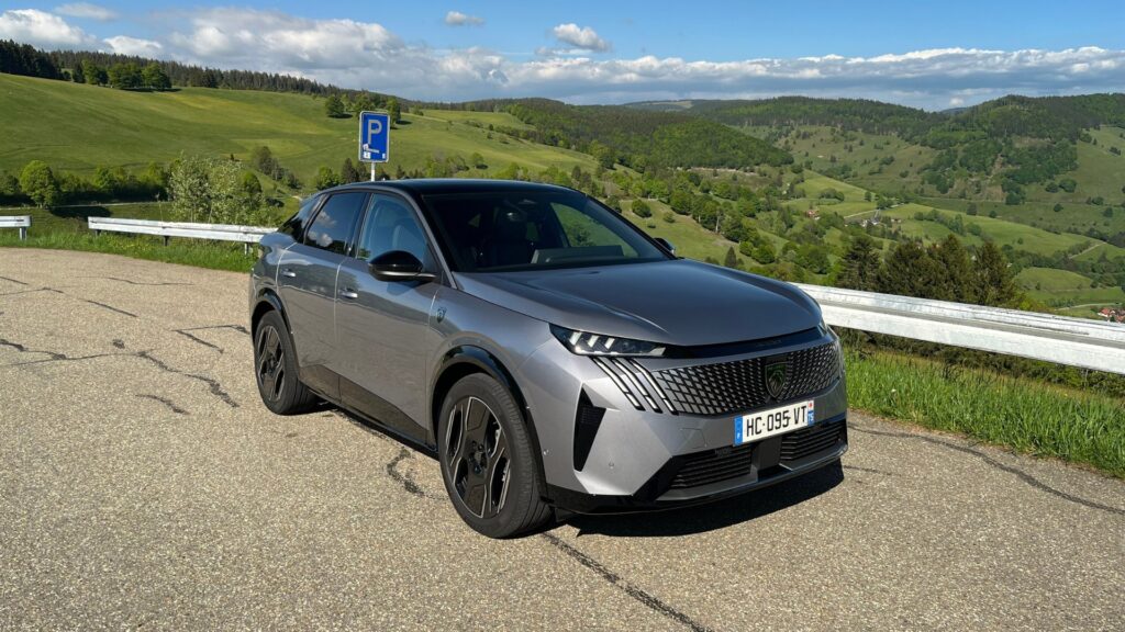 Le Peugeot E-3008 Dual Motor AWD de 325 ch à l'essai // Source : Robin San Vicente pour Numerama Le Peugeot E-3008 Dual Motor AWD de 325 ch à l'essai // Source : Robin San Vicente pour Numerama