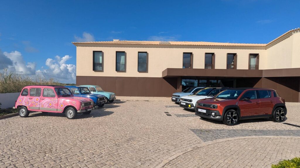 Anciennes et nouvelles Renault 4 // Source : Raphaelle Baut pour Numerama Anciennes et nouvelles Renault 4 // Source : Raphaelle Baut pour Numerama