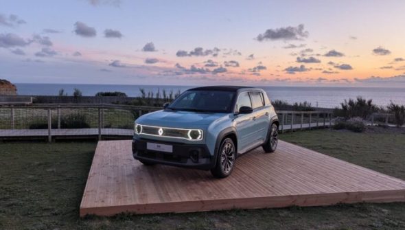 Nouvelle calandre lumineuse pour Renault 4 // Source : Raphaelle Baut pour Numerama