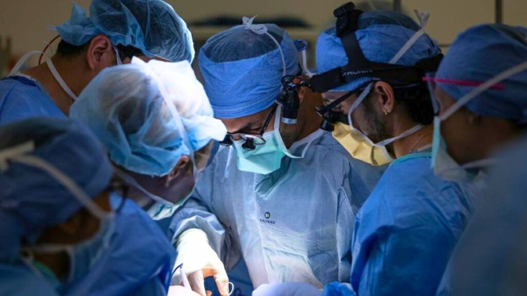 Les chirurgiens au cours de l'opération // Source : Nick Carranza/UCLA Health