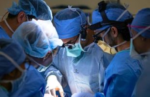 Les chirurgiens au cours de l'opération // Source : Nick Carranza/UCLA Health