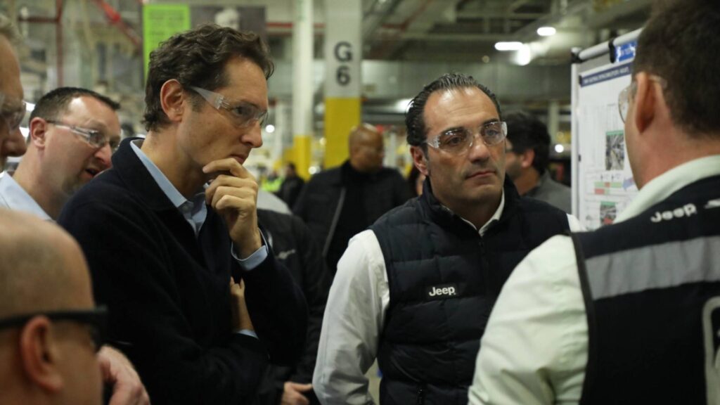 John Elkann et Antonio Filosa en visite d'usine // Source : Stellantis John Elkann et Antonio Filosa en visite d'usine // Source : Stellantis