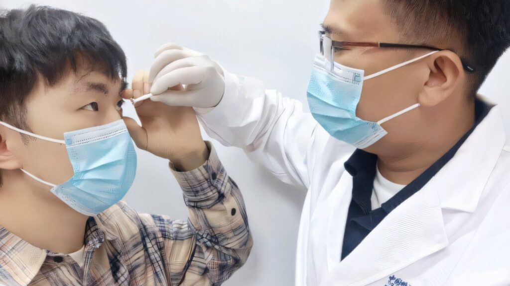 Les chercheurs en train de placer une lentille infrarouge sur l'oeil de l'un des participants. // Source : Yuqian Ma, Yunuo Chen, Hang Zhao Les chercheurs en train de placer une lentille infrarouge sur l'oeil de l'un des participants. // Source : Yuqian Ma, Yunuo Chen, Hang Zhao
