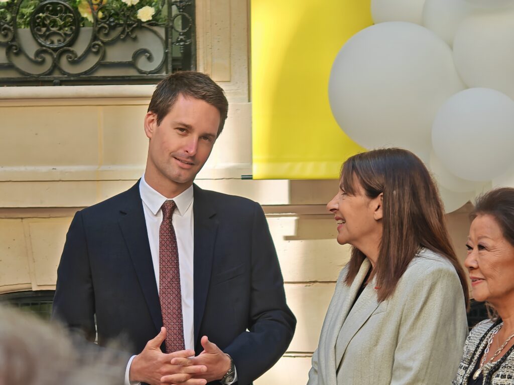 Evan Spiegel, cofondateur de Snapchat, échangeant avec Anne Hidalgo // Source : Numerama Evan Spiegel, cofondateur de Snapchat, échangeant avec Anne Hidalgo // Source : Numerama