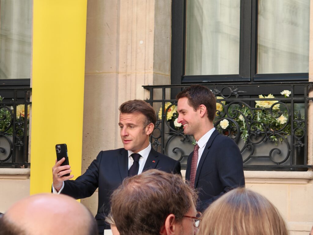 Emmanuel Macron se filmant avec Evan Spiegel // Source : Numerama