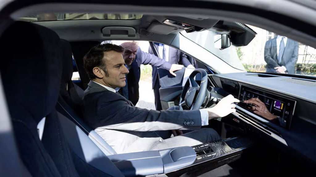 Emmanuel Macron découvre la DS N°8 // Source : DS Emmanuel Macron découvre la DS N°8 // Source : DS