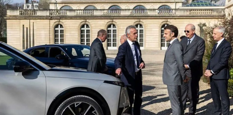 Présentation de la DS n°8 à Emmanuel Macron // Source : DS
