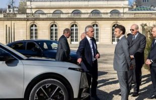 Présentation de la DS n°8 à Emmanuel Macron // Source : DS