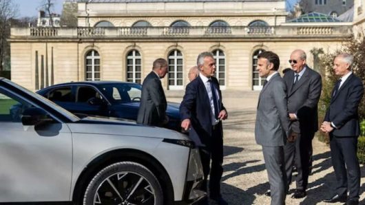 Présentation de la DS n°8 à Emmanuel Macron // Source : DS