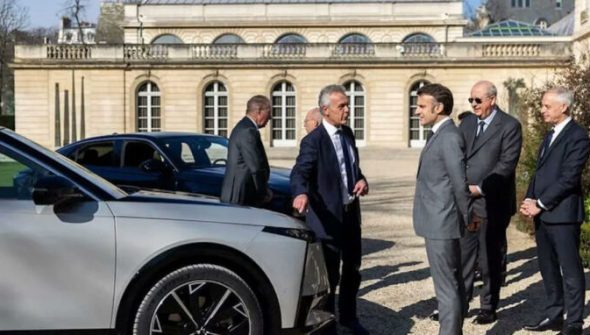 Présentation de la DS n°8 à Emmanuel Macron // Source : DS