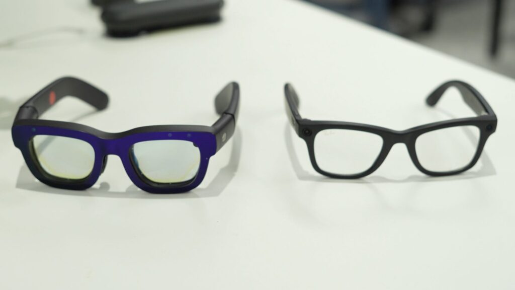 Les Meta Orion à gauche, les Meta Ray-Ban à droite. // Source : Alfred Tertrais, pour Numerama