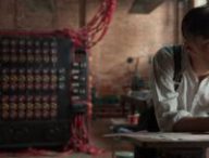 Capture du film « The Imitation Game » avec le logo de ChatGPT // Source : Montage Numerama