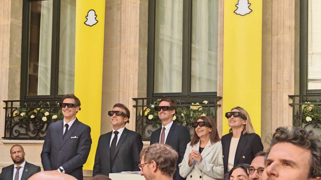 De gauche à droite : Grégory Gazagne, Emmanuel Macron, Evan Spiegel, Anne Hidalgo et Astrid Panosyan-Bouvet // Source : Numerama De gauche à droite : Grégory Gazagne, Emmanuel Macron, Evan Spiegel, Anne Hidalgo et Astrid Panosyan-Bouvet // Source : Numerama