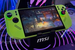 MSI Claw A8 en jaune. // Source : Numerama