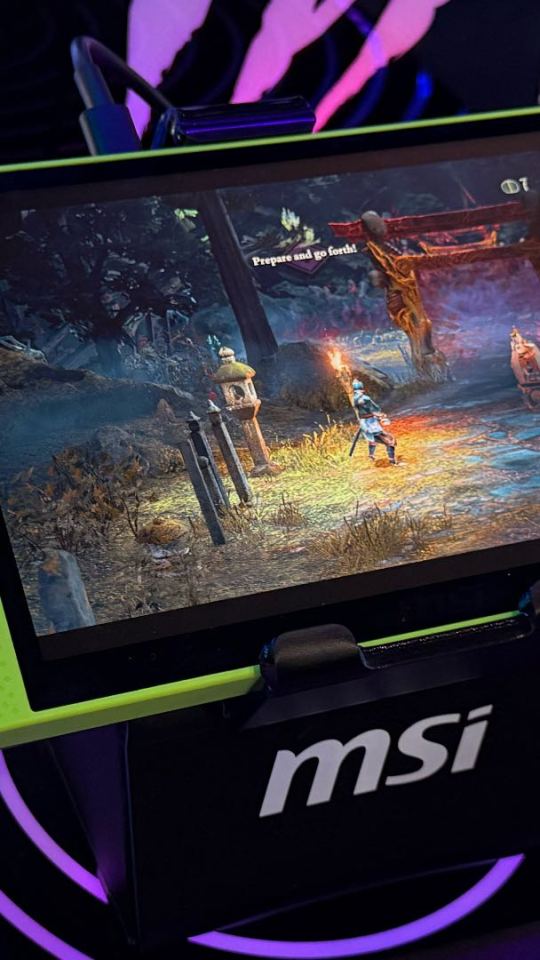 MSI Claw A8 en jaune. // Source : Numerama