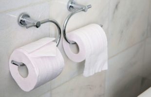Dans quel sens mettre le papier toilette sur le dérouleur ? // Source : Canva