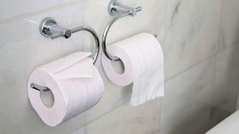 Dans quel sens mettre le papier toilette ?