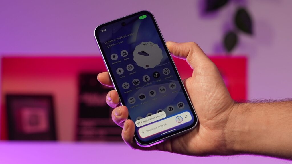 Le Google Pixel 9a embarque toutes les fonctions IA de Google, comme Gemini Live et les modifications des photos. // Source : Alfred Tertrais / Numerama Le Google Pixel 9a embarque toutes les fonctions IA de Google, comme Gemini Live et les modifications des photos. // Source : Alfred Tertrais / Numerama