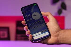 Le Google Pixel 9a embarque toutes les fonctions IA de Google, comme Gemini Live et les modifications des photos.  // Source : Alfred Tertrais / Numerama