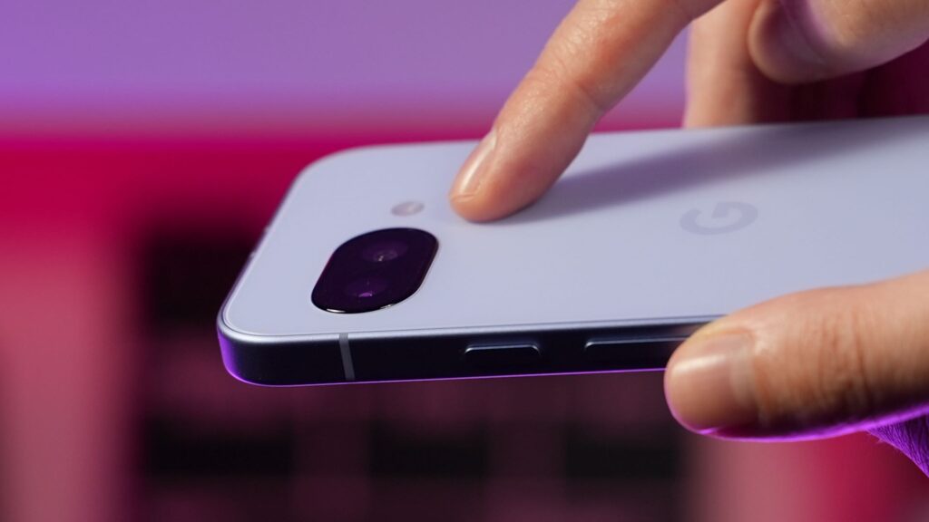 Le module caméra du Pixel 9a ne dépasse quasiment pas. Un exploit dans le monde du smartphone, parmi par un produit à peine plus épais que ses concurrents. // Source : Alfred Tertrais / Numerama Le module caméra du Pixel 9a ne dépasse quasiment pas. Un exploit dans le monde du smartphone, parmi par un produit à peine plus épais que ses concurrents. // Source : Alfred Tertrais / Numerama