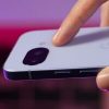 Le module caméra du Pixel 9a ne dépasse quasiment pas. Un exploit dans le monde du smartphone, parmi par un produit à peine plus épais que ses concurrents.  // Source : Alfred Tertrais / Numerama