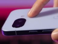 Le module caméra du Pixel 9a ne dépasse quasiment pas. Un exploit dans le monde du smartphone, parmi par un produit à peine plus épais que ses concurrents.  // Source : Alfred Tertrais / Numerama