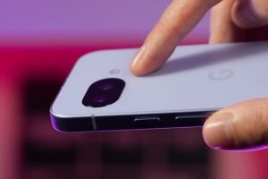 Le module caméra du Pixel 9a ne dépasse quasiment pas. Un exploit dans le monde du smartphone, parmi par un produit à peine plus épais que ses concurrents.  // Source : Alfred Tertrais / Numerama