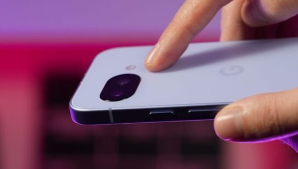 Le module caméra du Pixel 9a ne dépasse quasiment pas. Un exploit dans le monde du smartphone, parmi par un produit à peine plus épais que ses concurrents.  // Source : Alfred Tertrais / Numerama