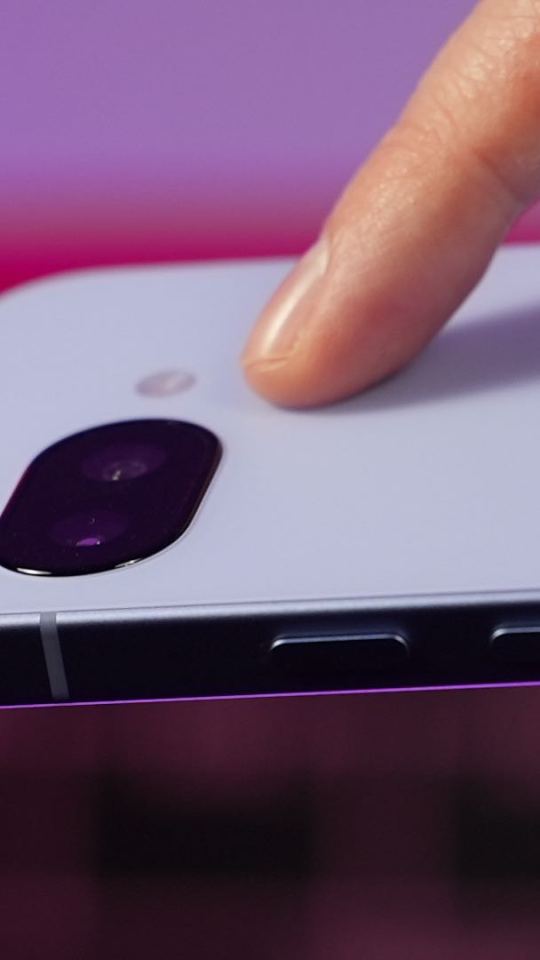 Le module caméra du Pixel 9a ne dépasse quasiment pas. Un exploit dans le monde du smartphone, parmi par un produit à peine plus épais que ses concurrents.  // Source : Alfred Tertrais / Numerama