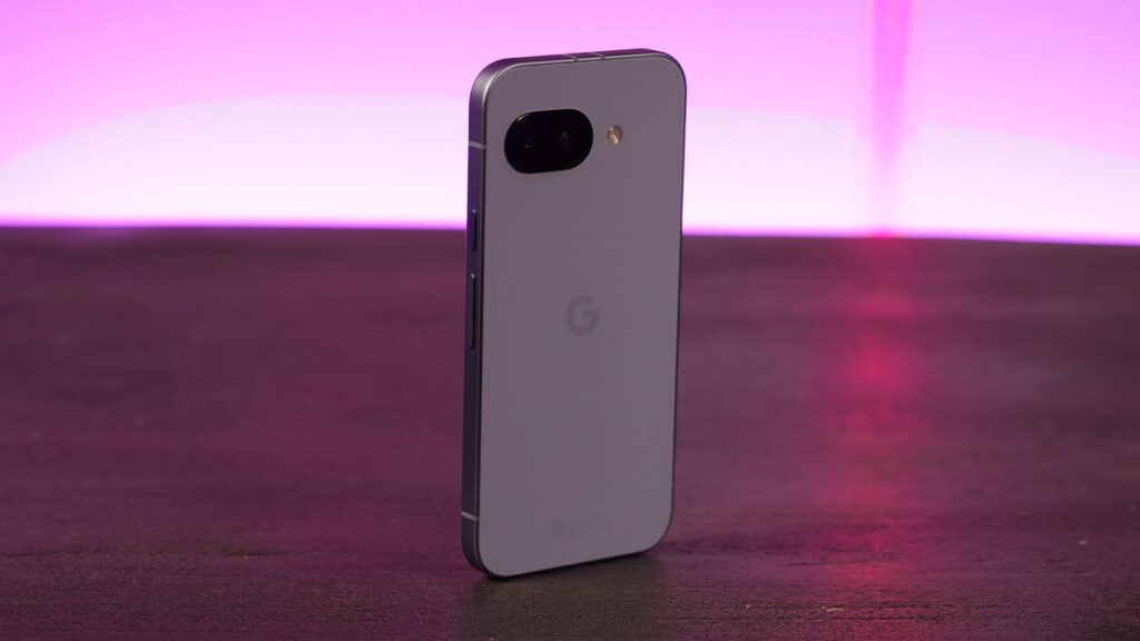 Le Pixel 9a dans sa couleurs violette. Ses courbes rappellent beaucoup l'iPhone. // Source : Alfred Tertrais / Numerama Le Pixel 9a dans sa couleurs violette. Ses courbes rappellent beaucoup l'iPhone. // Source : Alfred Tertrais / Numerama