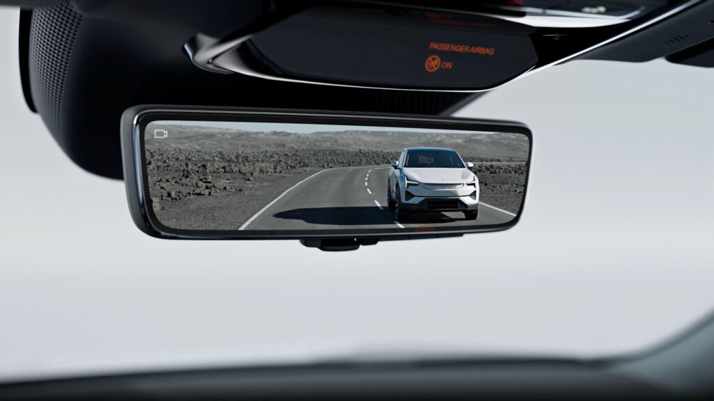 Le rétroviseur intérieur du Polestar 4 affiche ce que voit la caméra arrière // Source : Polestar Le rétroviseur intérieur du Polestar 4 affiche ce que voit la caméra arrière // Source : Polestar