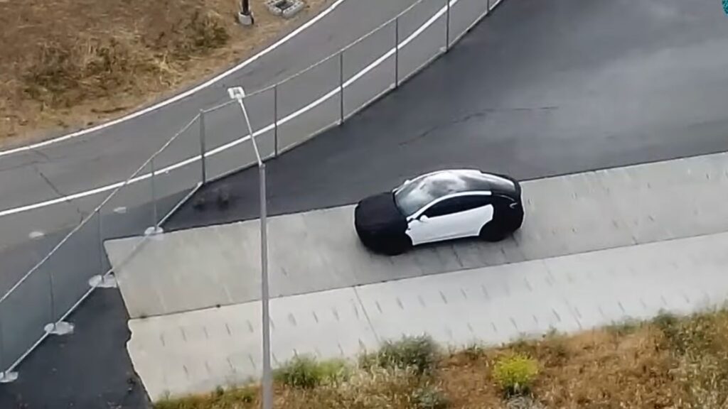 Un prototype de Tesla Model Y a été observé à la Gigafactory de Fremont // Source : Met God in Wilderness via YouTube Un prototype de Tesla Model Y a été observé à la Gigafactory de Fremont // Source : Met God in Wilderness via YouTube