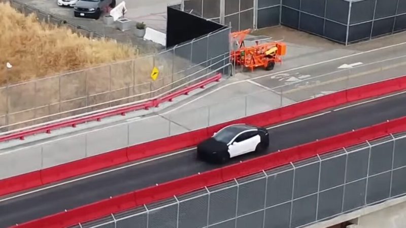 S’agit-il de la Tesla abordable qui a été surprise près d’une usine ?