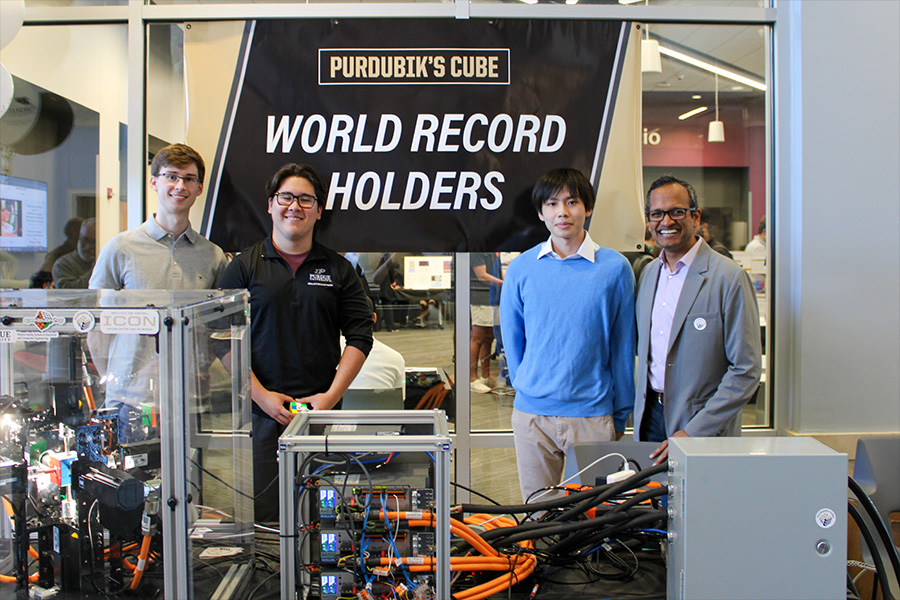 De gauche à droite : Matthew Patrohay, Aden Hurd, Junpei Ota et Milind Kulkarni, Michael et Katherine Birck, directeur et professeur de l'école d'ingénierie électrique et informatique de la famille Elmore // Source : Université de Purdue