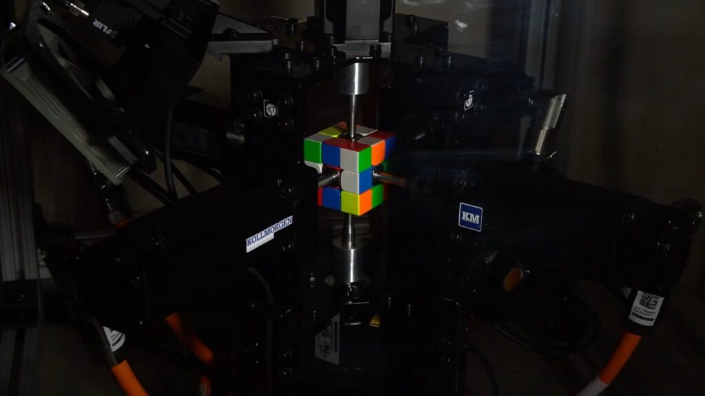 Le Rubik's Cube est enfermé dans une grosse boîte // Source : Université de Purdue via YouTube