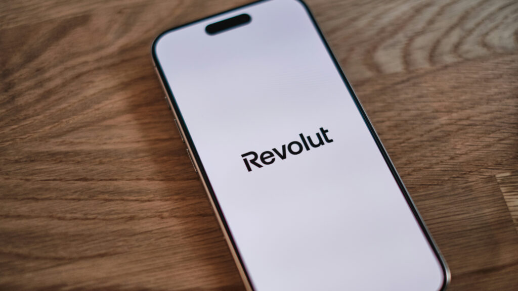 Revolut smartphone // Source : appshunter.io