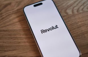 Revolut smartphone // Source : appshunter.io