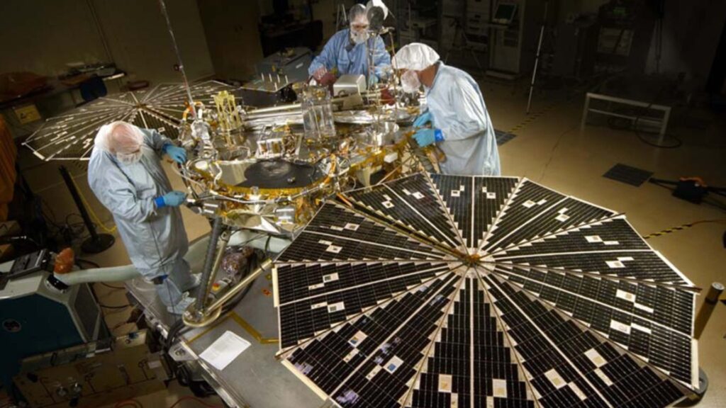 La sonde Phoenix dans sa salle blanche, en 2005. // Source : NASA/JPL/LMSS La sonde Phoenix dans sa salle blanche, en 2005. // Source : NASA/JPL/LMSS
