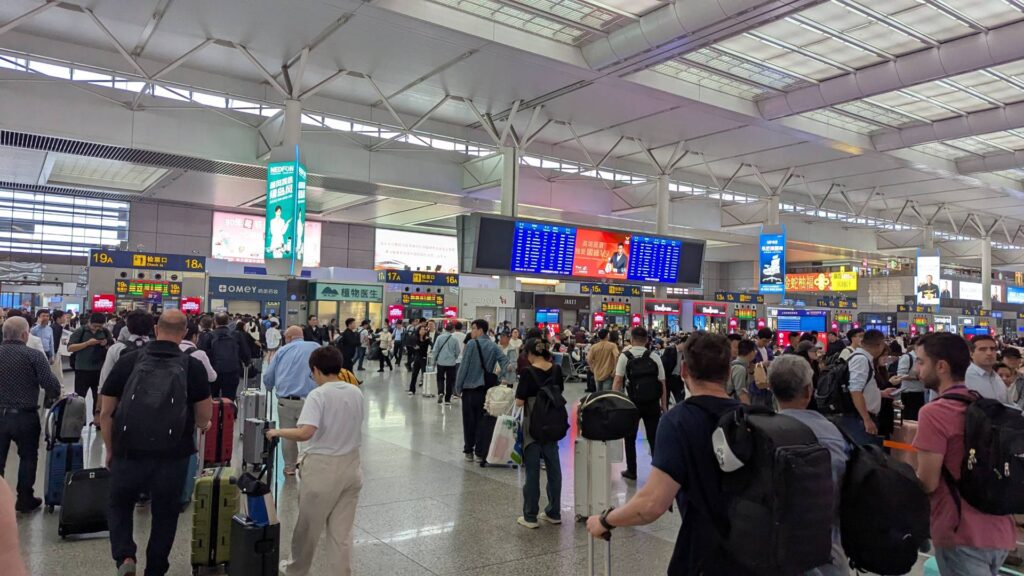 Gare de Shanghai qui ressemble plus à un aéroport qu'à une gare // Source : Raphaelle Baut pour Numerama Gare de Shanghai qui ressemble plus à un aéroport qu'à une gare // Source : Raphaelle Baut pour Numerama